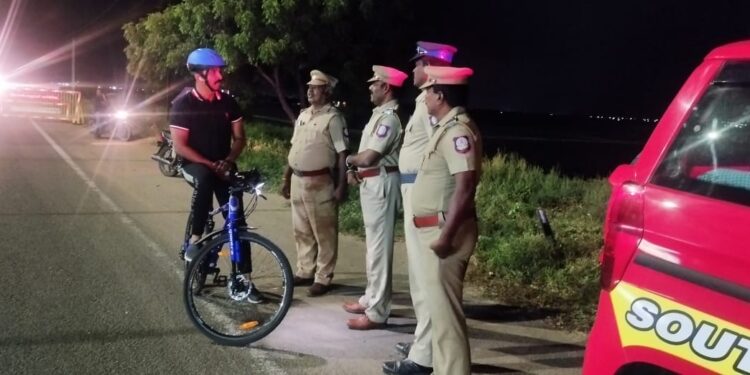 வாகன தணிக்கை, பாதுகாப்பு மற்றும் ரோந்துப்பணிகள் ஆகியவற்றை தூத்துக்குடி மாநகரின் பல்வேறு பகுதிகளுக்கு மாவட்ட எஸ்.பி பாலாஜி சரவணன்  சைக்களில் ரோந்து சென்று திடீர் ஆய்வு.