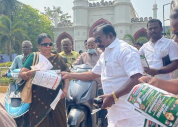 ஈரோடு அதிமுக வேட்பாளர் தென்னரசை ஆதரித்து முன்னாள் அமைச்சர் சி.த.செல்லப்பாண்டியன் வாக்கு சேகரித்தார்.