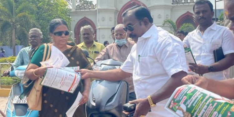 ஈரோடு அதிமுக வேட்பாளர் தென்னரசை ஆதரித்து முன்னாள் அமைச்சர் சி.த.செல்லப்பாண்டியன் வாக்கு சேகரித்தார்.