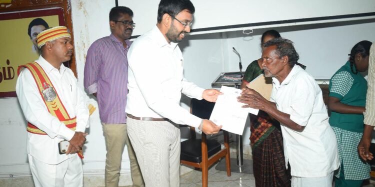 நாகப்பட்டினம்மாவட்ட ஆட்சியர் அலுவலகத்தில் வாராந்திர மக்கள் குறைதீர்க்கும் நாள் கூட்டம் மாவட்ட ஆட்சித்தலைவர் டாக்டர் அ.அருண்தம்புராஜ் தலைமையில் இன்று நடைபெற்றது.