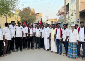 ஈரோடு கிழக்கு சட்டமன்ற தொகுதியில் தூத்துக்குடி கிழக்கு ஒன்றிய செயலாளரும் மாப்பிளையூரணி பஞ்சாயத்து தலைவருமான சரவணக்குமார் திமுக தொண்டர்கள் படை சூழ வீதி வீதியாகச் சென்று தீவிர வாக்கு சேகரிப்பில் ஈடுபட்டார்!!