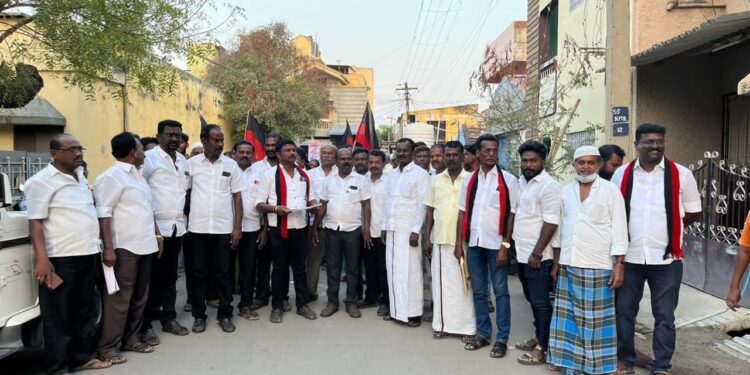 ஈரோடு கிழக்கு சட்டமன்ற தொகுதியில் தூத்துக்குடி கிழக்கு ஒன்றிய செயலாளரும் மாப்பிளையூரணி பஞ்சாயத்து தலைவருமான சரவணக்குமார் திமுக தொண்டர்கள் படை சூழ வீதி வீதியாகச் சென்று தீவிர வாக்கு சேகரிப்பில் ஈடுபட்டார்!!