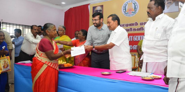 நாகப்பட்டினம் மாவட்டம் தலைஞாயிறு ஊராட்சி ஒன்றியம் பாங்கல் ஊராட்சியில் நடைபெற்ற சிறப்பு மக்கள் நேர்காணல் முகாமில் 167 பயனாளிகளுக்கு சுமார் ரூ.67 இலட்சத்து 91 ஆயிரத்து 072 மதிப்பிலான நலத்திட்ட உதவிகளை மாவட்ட ஆட்சித்தலைவர் டாக்டர் அ.அருண்தம்புராஜ் வழங்கினார்.