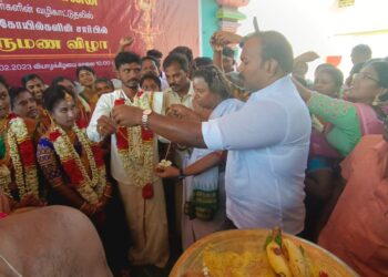 தூத்துக்குடி சிவன் கோவிலில் 2 ஜோடிகளுக்கு இலவச திருமணத்தை மேயர் ஜெகன் பெரியசாமி நடத்தி வைத்தார்.