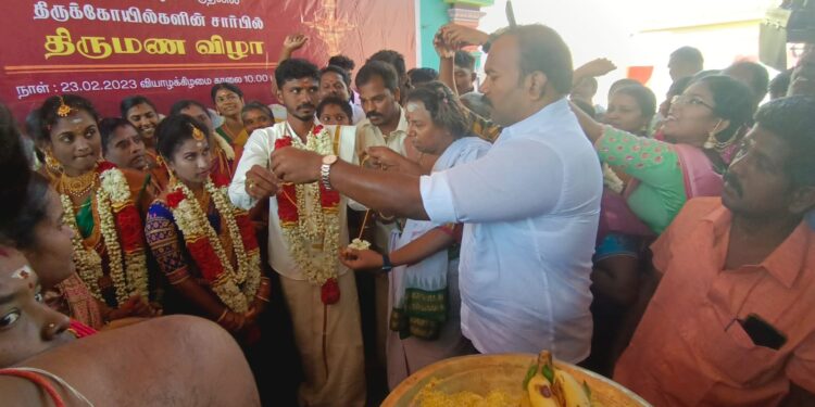 தூத்துக்குடி சிவன் கோவிலில் 2 ஜோடிகளுக்கு இலவச திருமணத்தை மேயர் ஜெகன் பெரியசாமி நடத்தி வைத்தார்.