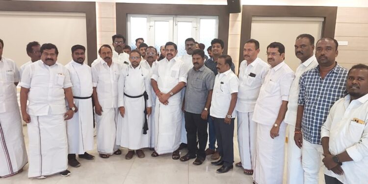 ஈரோட்டில் கிறிஸ்தவ குருவானவர்களுடன் எடப்பாடி பழனிச்சாமி சந்திப்பு