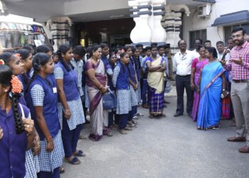 நாகப்பட்டினம் மாவட்டத்தில் அரசு மேல்நிலைப் பள்ளிகளில் பயிலும் 211 மாணவ, மாணவியர்களுக்கு உயர் கல்வி பயில ஆர்வமூட்டும் வகையில் 12 வழித்தடங்களுக்கு சிற்றுந்து பயணத்தினை மாவட்ட ஆட்சித்தலைவர் டாக்டர் அ.அருண்தம்புராஜ், இன்று தொடங்கி வைத்தார்.