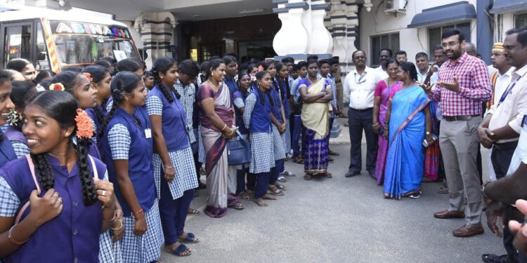 நாகப்பட்டினம் மாவட்டத்தில் அரசு மேல்நிலைப் பள்ளிகளில் பயிலும் 211 மாணவ, மாணவியர்களுக்கு உயர் கல்வி பயில ஆர்வமூட்டும் வகையில் 12 வழித்தடங்களுக்கு சிற்றுந்து பயணத்தினை மாவட்ட ஆட்சித்தலைவர் டாக்டர் அ.அருண்தம்புராஜ், இன்று தொடங்கி வைத்தார்.