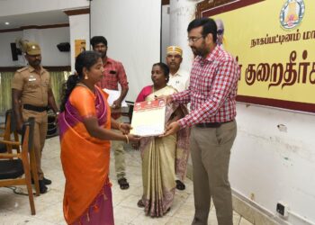 நாகப்பட்டினம் மாவட்ட ஆட்சியர் அலுவலகத்தில் வாராந்திர மக்கள் குறைதீர்க்கும் நாள் கூட்டம் மாவட்ட ஆட்சித்தலைவர் டாக்டர் அ.அருண்தம்புராஜ் தலைமையில் இன்று நடைபெற்றது.