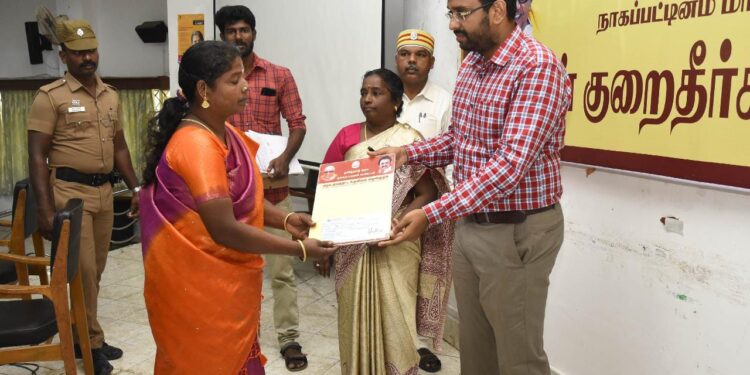 நாகப்பட்டினம் மாவட்ட ஆட்சியர் அலுவலகத்தில் வாராந்திர மக்கள் குறைதீர்க்கும் நாள் கூட்டம் மாவட்ட ஆட்சித்தலைவர் டாக்டர் அ.அருண்தம்புராஜ் தலைமையில் இன்று நடைபெற்றது.