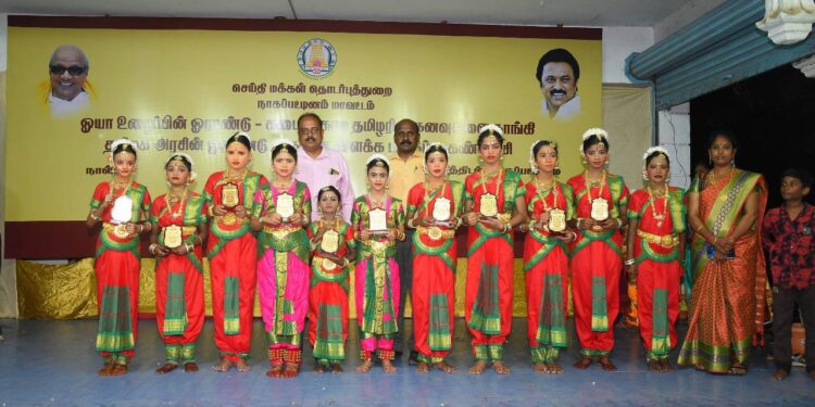 நாகப்பட்டினம் மாவட்டம் அவுரித்திடலில் செய்தி மக்கள் தொடர்புத் துறையின் சார்பில் தமிழக அரசின் சாதனை விளக்க புகைப்படக் கண்காட்சி மூன்றாம் நாள் விழா