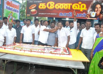 முதல்வர் ஸ்டாலின் பிறந்தநாளையொட்டி மாப்பிள்ளையூரணியில் சரவணக்குமார் கேக் வெட்டி  பொது மக்களுக்கு  இனிப்பு வழங்கினார்.