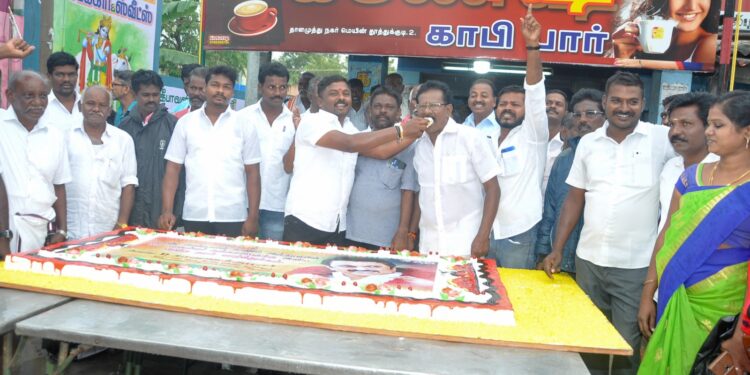 முதல்வர் ஸ்டாலின் பிறந்தநாளையொட்டி மாப்பிள்ளையூரணியில் சரவணக்குமார் கேக் வெட்டி  பொது மக்களுக்கு  இனிப்பு வழங்கினார்.