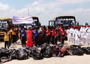 வேதாரண்யம் அடுத்த கருப்பம்புலம்  அகரம் மெட்ரிகுலேஷன் பள்ளி மாணவ மாணவிகள் வேதாரணியம் சன்னதி கடற்கரையில் தூய்மை பணி