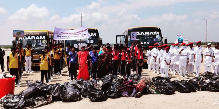 வேதாரண்யம் அடுத்த கருப்பம்புலம்  அகரம் மெட்ரிகுலேஷன் பள்ளி மாணவ மாணவிகள் வேதாரணியம் சன்னதி கடற்கரையில் தூய்மை பணி