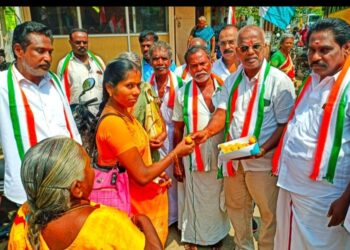 ஈரோடு இடைத்தேர்தலில் காங்கிரஸ் அமோக வெற்றி- தூத்துக்குடியில் சி.எஸ்.முரளிதரன் தலைமையில் இனிப்பு வழங்கி கொண்டாட்டம்