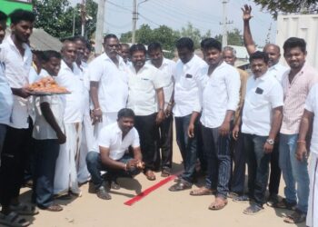 ஈரோடு கிழக்கு இடைத்தேர்தலில் திமுக-காங்கிரஸ் கூட்டணி வேட்பாளர் மாபெரும் வெற்றி – பஞ். தலைவர் சரவணக்குமார் வெடி வெடித்து இனிப்பு வழங்கி கொண்டாட்டம். 