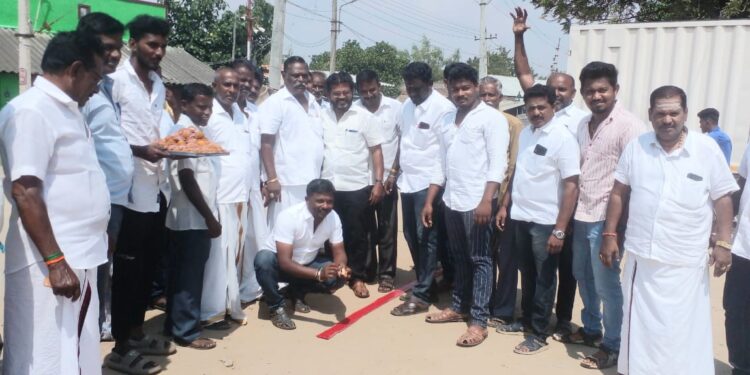 ஈரோடு கிழக்கு இடைத்தேர்தலில் திமுக-காங்கிரஸ் கூட்டணி வேட்பாளர் மாபெரும் வெற்றி – பஞ். தலைவர் சரவணக்குமார் வெடி வெடித்து இனிப்பு வழங்கி கொண்டாட்டம். 