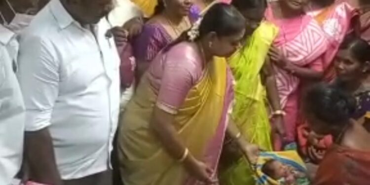 முதல்வர் மு.க.ஸ்டாலின் பிறந்த நாளையொட்டி தூத்துக்குடி அரசு மருத்துவ மனையில் பிறந்த 16 குழந்தைகளுக்கு தங்க மோதிரம் – அமைச்சர் கீதாஜீவன் வழங்கினார்.