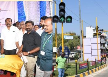 தூத்துக்குடியில் முன்னாள் எம்எல்ஏ என்.பெரியசாமி அறக்கட்டளை சார்பில் போக்குவரத்து சிக்னல் – கனிமொழி எம்.பி தொடங்கி வைத்தார்