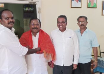 ஓபிஎஸ் அணி நிர்வாகி தூத்துக்குடி சி.த.செல்லப்பாண்டியன் முன்னிலையில் இபிஎஸ் அணியில் இணைந்தார்.