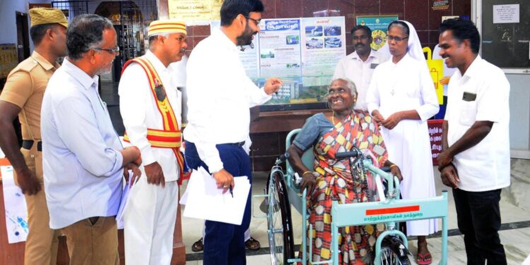 நாகப்பட்டினம் மாவட்ட ஆட்சியர் அலுவலகத்தில் வாராந்திர மக்கள் குறைதீர்க்கும் நாள் கூட்டம் மாவட்ட ஆட்சித்தலைவர் டாக்டர் அ.அருண்தம்புராஜ் தலைமையில் இன்று நடைபெற்றது.