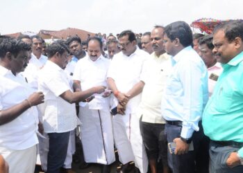 நாகப்பட்டினம் மாவட்டம் நாகூர் பட்டினச்சேரி மீனவர் கிராம கடற்கரையில் அமைந்துள்ள சி.பி.சி.எல். பொதுத்துறை நிறுவனத்திற்கு சொந்தமான எண்ணெய் குழாயில் உடைப்பு ஏற்பட்டு கச்சா எண்ணெய் கடலில் கலந்தது தொடர்பான நடவடிக்கை குறித்து மாண்புமிகு சுற்றுச்சூழல் காலநிலை மாற்றத்துறை மற்றும் முன்னாள் படை வீரர் நலத்துறை அமைச்சர் சிவ.வீ.மெய்யநாதன் இன்று நேரில் பார்வையிட்டு ஆய்வு