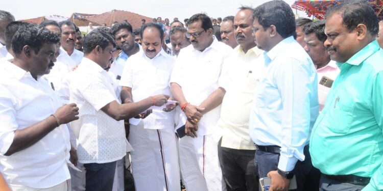 நாகப்பட்டினம் மாவட்டம் நாகூர் பட்டினச்சேரி மீனவர் கிராம கடற்கரையில் அமைந்துள்ள சி.பி.சி.எல். பொதுத்துறை நிறுவனத்திற்கு சொந்தமான எண்ணெய் குழாயில் உடைப்பு ஏற்பட்டு கச்சா எண்ணெய் கடலில் கலந்தது தொடர்பான நடவடிக்கை குறித்து மாண்புமிகு சுற்றுச்சூழல் காலநிலை மாற்றத்துறை மற்றும் முன்னாள் படை வீரர் நலத்துறை அமைச்சர் சிவ.வீ.மெய்யநாதன் இன்று நேரில் பார்வையிட்டு ஆய்வு