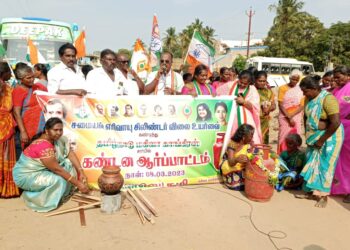 கேஸ் விலை உயர்வை கண்டித்து தூத்துக்குடி மாநகர் மாவட்ட மகிளா காங்கிரஸ் தலைவி தனலெட்சுமி தலைமையில் கண்டன ஆர்ப்பாட்டம்