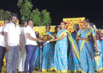 நாட்டின் வளர்ச்சியில் பெண்கள் பங்கு முக்கியம் வகிக்கிறது. மகளிர் தின விழாவில் ஊராட்சி மன்ற தலைவர் சரவணக்குமார் பேசினார்.