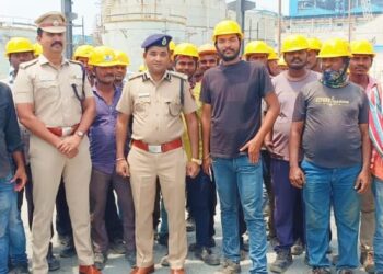 தூத்துக்குடி அனல்மின் நிலையத்‌‌‌தில்‌‌‌ பணிசெய்‌‌‌யும் வட இந்திய தொழிலாளர்களை நேரில் சந்தித்து விழிப்புணர்வு ஏற்படுத்திய‌ டிஐஜி, எஸ்பி!!