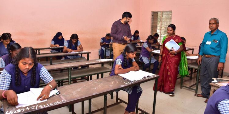 நாகப்பட்டினம் மாவட்டத்தில் மேல்நிலை இரண்டாம் ஆண்டு மாணவர்களுக்கான அரசு பொதுத்தேர்வு நடைபெறுவதை மாவட்ட ஆட்சித்தலைவர் டாக்டர் அ.அருண்தம்புராஜ் இன்று நேரில் பார்வையிட்டு ஆய்வு மேற்கொண்டார்.