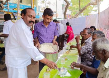 தூத்துக்குடி மட்டக்கடை உச்சினிமாகாளி அம்பாள் திருக்கோவில் கொடை விழாவை முன்னிட்டு முன்னாள் எம்எல்ஏ சுடலையாண்டி அன்னதானத்தை துவக்கி வைத்தார்.