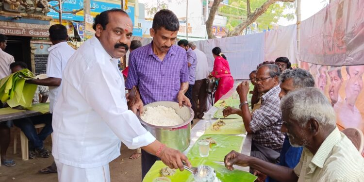 தூத்துக்குடி மட்டக்கடை உச்சினிமாகாளி அம்பாள் திருக்கோவில் கொடை விழாவை முன்னிட்டு முன்னாள் எம்எல்ஏ சுடலையாண்டி அன்னதானத்தை துவக்கி வைத்தார்.