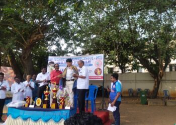 சென்னையில் ஆய்வக நுட்புனர் தினத்தை முன்னிட்டு நடைபெற்ற கிரிக்கெட் போட்டியில் டாக்டர் ராதாகிருஷ்ணன் பரிசு வழங்கினார்.