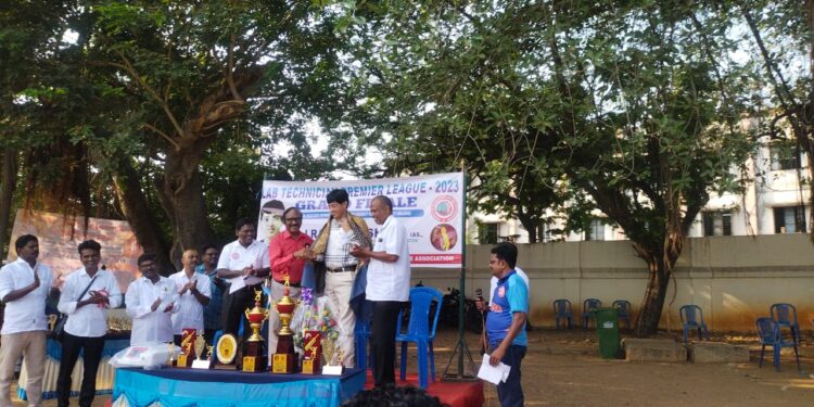 சென்னையில் ஆய்வக நுட்புனர் தினத்தை முன்னிட்டு நடைபெற்ற கிரிக்கெட் போட்டியில் டாக்டர் ராதாகிருஷ்ணன் பரிசு வழங்கினார்.