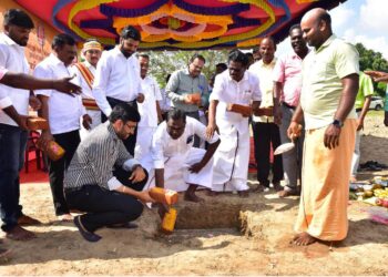 நாகப்பட்டினம் மாவட்ட ஆட்சியர் அலுவலக பெருந்திட்ட வளாகத்தில் பொதுப்பணித்துறை சார்பில் வட்டாட்சியர் அலுவலக கட்டடம் மற்றும் மாவட்ட நகர்புற மற்றும் ஊரமைப்பு அலுவலக கட்டடம் ஆகிய கட்டடங்கள் கட்டும் பணிக்கான பூமி பூஜையினை மாவட்ட ஆட்சித் தலைவர் டாக்டர் அ.அருண்தம்புராஜ் இன்று தொடங்கி வைத்தார். 