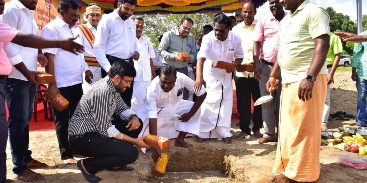 நாகப்பட்டினம் மாவட்ட ஆட்சியர் அலுவலக பெருந்திட்ட வளாகத்தில் பொதுப்பணித்துறை சார்பில் வட்டாட்சியர் அலுவலக கட்டடம் மற்றும் மாவட்ட நகர்புற மற்றும் ஊரமைப்பு அலுவலக கட்டடம் ஆகிய கட்டடங்கள் கட்டும் பணிக்கான பூமி பூஜையினை மாவட்ட ஆட்சித் தலைவர் டாக்டர் அ.அருண்தம்புராஜ் இன்று தொடங்கி வைத்தார்.