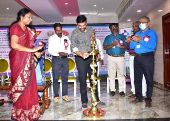 நாகப்பட்டினம் மாவட்டம் வேளாங்கண்ணியில் தமிழ்நாடு அரசின் குடும்ப நல துறை சார்பில் நாகப்பட்டினம்,   திருவாரூர், மயிலாடுதுறை ஆகிய மாவட்டங்களில் பணிபுரியும் அரசு மற்றும் தனியார் மருத்துவர்களுக்கான தர நிர்ணயக்குழு ஒருநாள் பயிலரங்கத்தினை   மாவட்ட ஆட்சித்தலைவர் டாக்டர் அ.அருண்தம்புராஜ் இன்று குத்து விளக்கேற்றி தொடங்கி வைத்தார். 