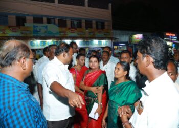 தூத்துக்குடியில் அமைச்சர் கீதாஜீவன் மேயர் ஜெகன் பெரியசாமி வீதி வீதியாக நடந்து சென்று மக்கள் குறைகளை கேட்டனர்.