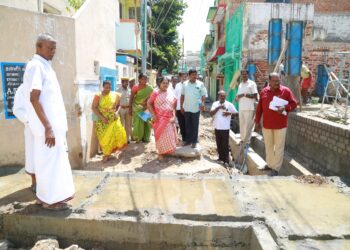 தூத்துக்குடியில் கொளுத்தும் வெயிலில் அமைச்சர் கீதாஜீவன் வீதி வீதியாக நடந்து சென்று பொதுமக்களிடம் குறைகளை கேட்டறிந்தார்.  