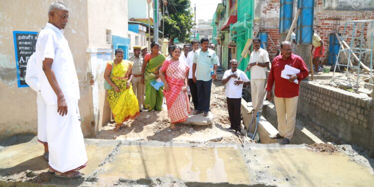 தூத்துக்குடியில் கொளுத்தும் வெயிலில் அமைச்சர் கீதாஜீவன் வீதி வீதியாக நடந்து சென்று பொதுமக்களிடம் குறைகளை கேட்டறிந்தார்.  