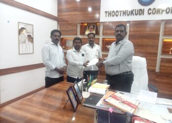 தூத்துக்குடி மாநகராட்சி ஆணையரிடம் 50வது வார்டு பகுதியில் பல்வேறு கோரிக்கைகளை நிறைவேற்றக் கோரி பூர்ணசந்திரன் மனு 