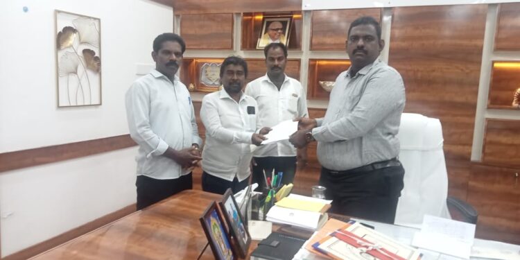 தூத்துக்குடி மாநகராட்சி ஆணையரிடம் 50வது வார்டு பகுதியில் பல்வேறு கோரிக்கைகளை நிறைவேற்றக் கோரி பூர்ணசந்திரன் மனு 