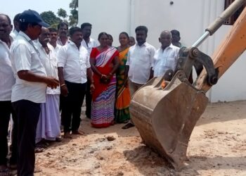 மாப்பிள்ளையூரணி சவேரியார்புரத்தில் கால்வாய் அமைக்கும் பணி ஊராட்சி மன்ற தலைவர் சரவணக்குமார் தொடங்கி வைத்தார்.