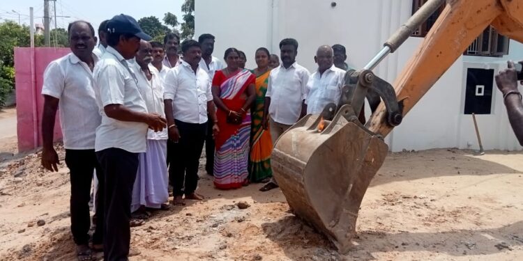 மாப்பிள்ளையூரணி சவேரியார்புரத்தில் கால்வாய் அமைக்கும் பணி ஊராட்சி மன்ற தலைவர் சரவணக்குமார் தொடங்கி வைத்தார்.