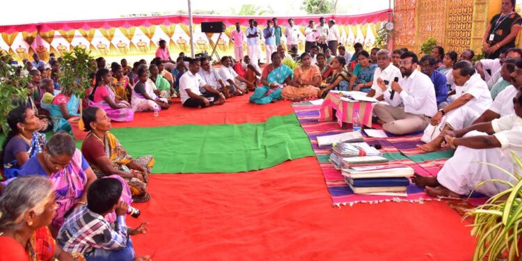 நாகப்பட்டினம் மாவட்டம் கீழையூர் ஊராட்சி ஒன்றியம் திருக்குவளை ஊராட்சியில் உலக தண்ணீர் தினத்தை முன்னிட்டு நடைப்பெற்ற கிராமசபை கூட்டத்தில் சிறப்பு அழைப்பாளர்களாக மாவட்ட ஆட்சித்தலைவர் டாக்டர்.அ.அருண்தம்புராஜ் கீழ்வேளுர் சட்டமன்ற உறுப்பினர் வி.பி.நாகை மாலி ஆகியோர் இன்று கலந்து கொண்டனர்.