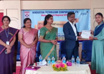 தூத்துக்குடி ஏ.பி.சி. மகாலட்சுமி மகளிர் கல்லூரி மாணவியருக்கு கல்வி உதவிதொகை