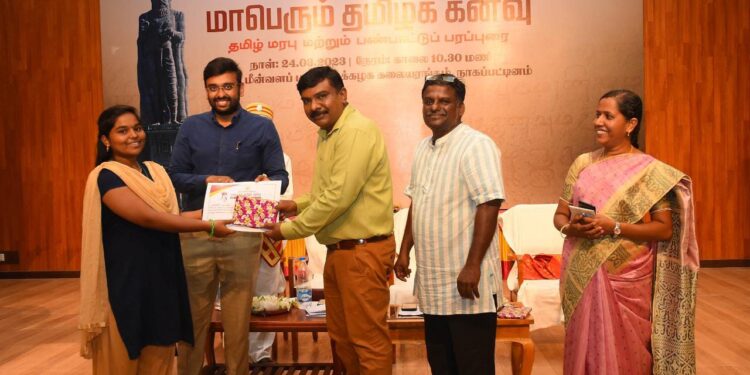 நாகப்பட்டினம் மாவட்டத்தில் உள்ள மீன்வளப் பல்கலைக் கழக கலையரங்கத்தில் நடைபெற்ற மாபெரும் தமிழ் கனவு, தமிழ் மரபு மற்றும் பண்பாட்டு பரப்புரை நிகழ்ச்சியில் மாவட்ட ஆட்சித்தலைவர் டாக்டர் அ.அருண்தம்புராஜ் முன்னிலையில் ஊடகவியலாளர்கள் சமஸ், செந்தில் வேல் ஆகியோர் சொற்பொழிவாற்றினார்கள்.