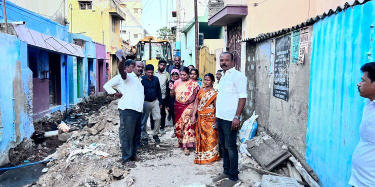 தூத்துக்குடி 38வது வார்டு பகுதியில் அமைச்சர் கீதாஜீவன் வீதி வீதியாக நடந்து சென்று பொதுமக்களிடம் குறைகளை கேட்டறிந்தார்.  